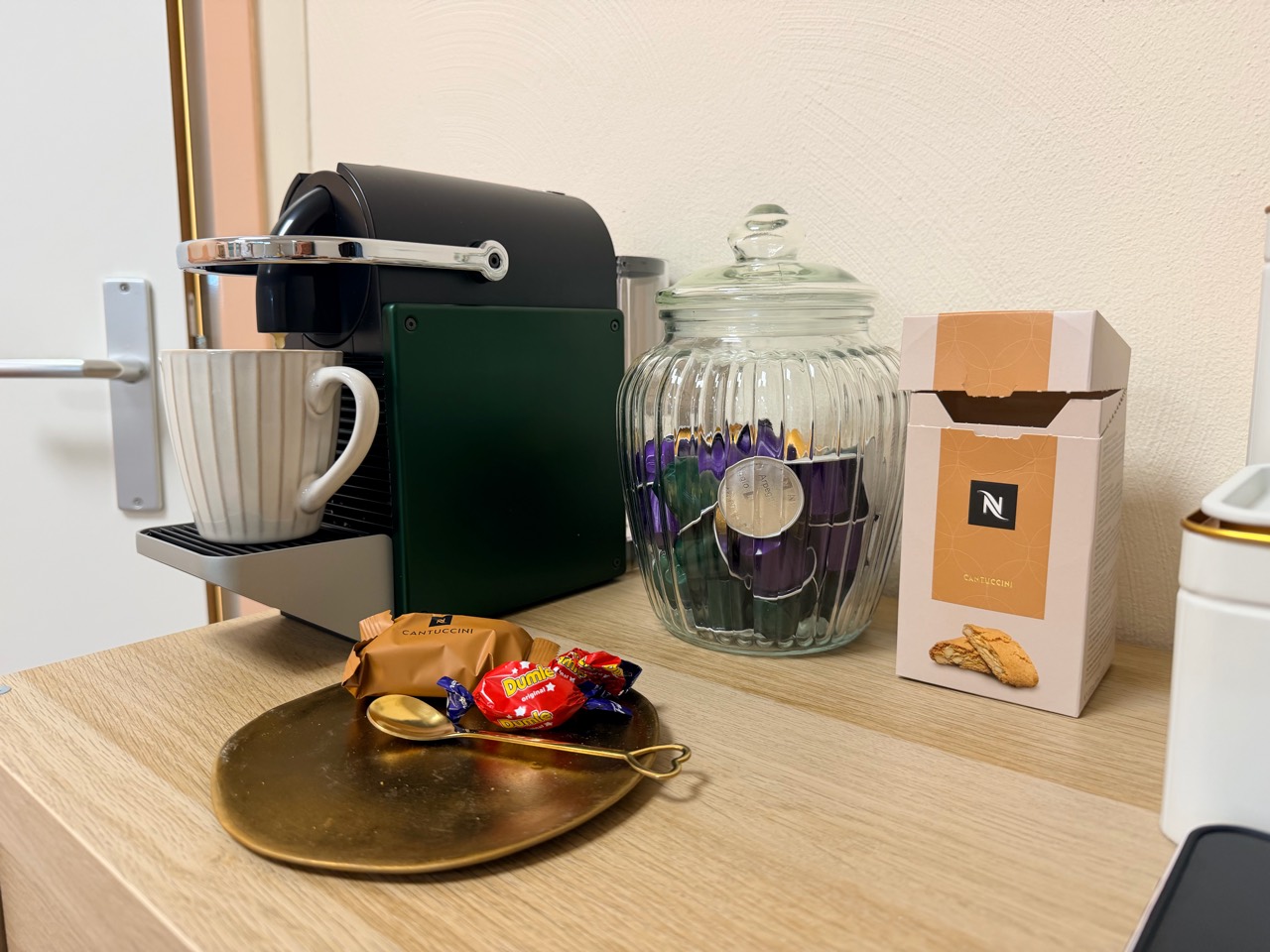 Koffiehoek met een kopje koffie en iets lekkers bij Pedicurestudio Blanche